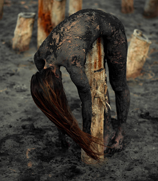 Молода жінка, змащена терапевтичним брудом і лежить на дерев'яній колоні
. - Фото, зображення