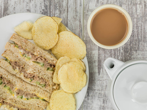 Sweetcorn тунця і огірок вівсянки сендвіч хліб з картоплею C - Фото, зображення