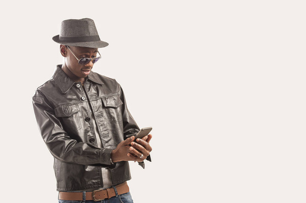 Νέοι αφρικανική αμερικανική άνθρωπος χρησιμοποιώντας έξυπνο τηλέφωνο - Φωτογραφία, εικόνα