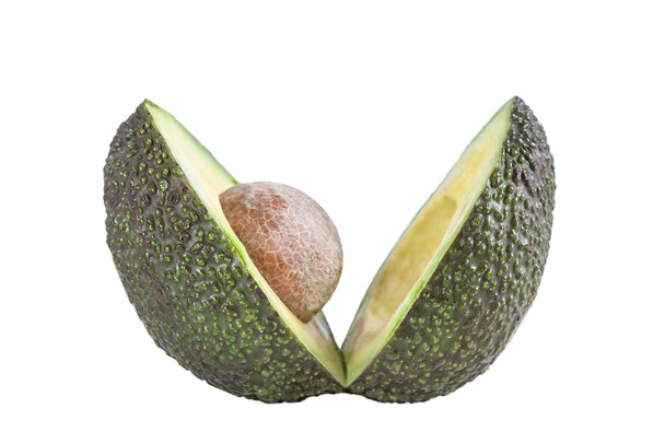 Twee plakjes avocado geïsoleerde Cut in v profiel bekijken met kern - Foto, afbeelding