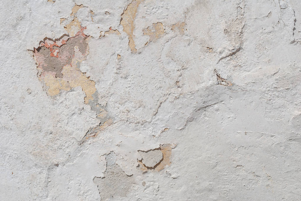 witte textuur, oude afgestoken gips op de betonnen muur, achtergrond - Foto, afbeelding
