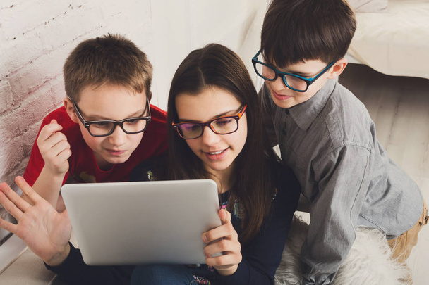 Kinder in Brille mit Tablet, Computersucht - Foto, Bild