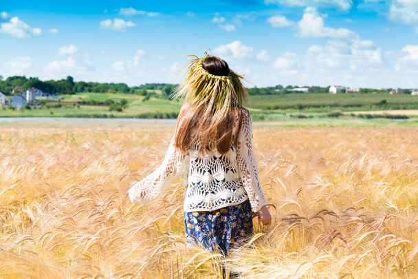 Beautiful girl in the field - Fotografie, Obrázek