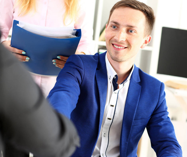 Uśmiechnięty mężczyzna w garnitur shake hands jako cześć w biurze - Zdjęcie, obraz