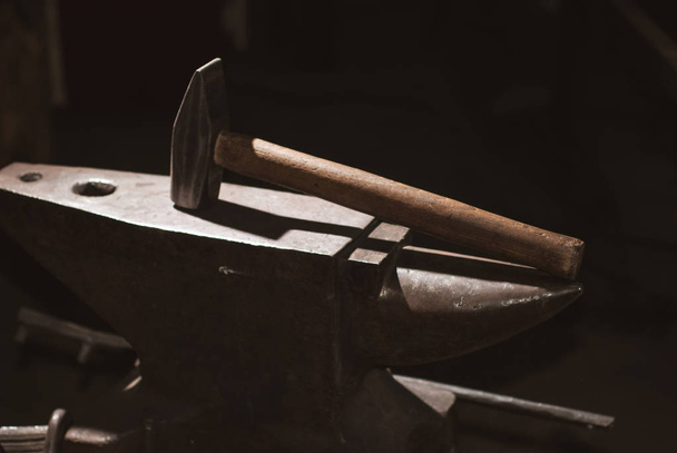 Hammer und Amboss, Werkzeuge zum Schmieden von Metall - Foto, Bild