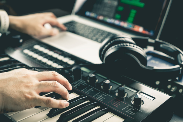 Produtor de música está gravando som no computador
 - Foto, Imagem