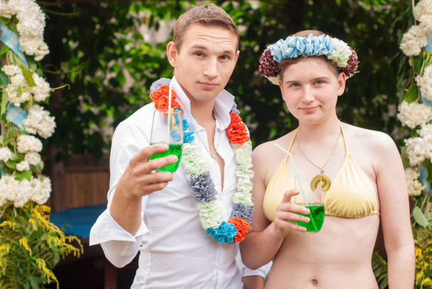 парень и девушка на гавайской вечеринке
, - Фото, изображение