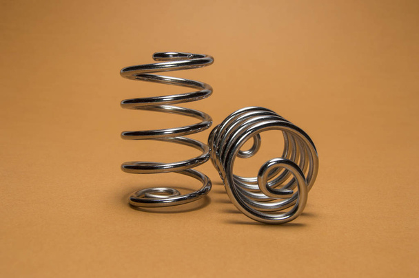 два металлических стальных пружины
  - Фото, изображение