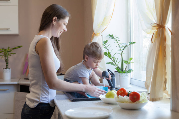 cocina mamá hijo lavar frutas y verduras
 - Foto, imagen