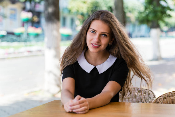 Young businesswoman in park - Foto, Imagem