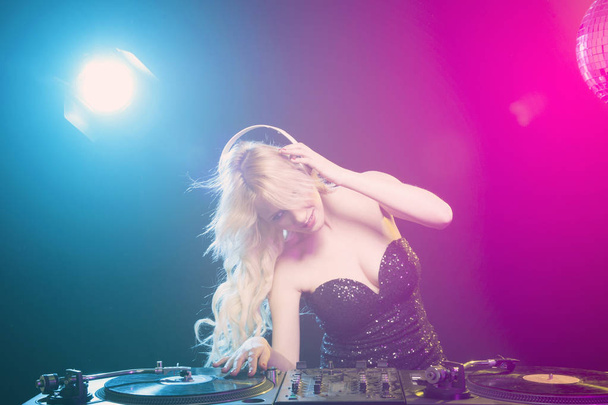 DJ menina em decks na festa
 - Foto, Imagem