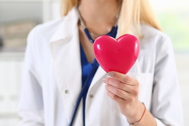 Medicina feminina médico mãos segurando coração vermelho
 - Foto, Imagem