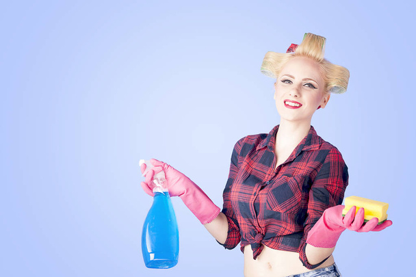 Nainen sienellä ja spray pullo
 - Valokuva, kuva