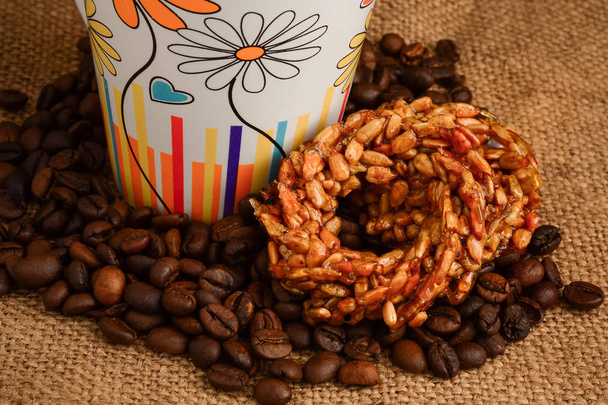 一杯のコーヒー、ビスケット、木製の背景にコーヒー豆の - 写真・画像