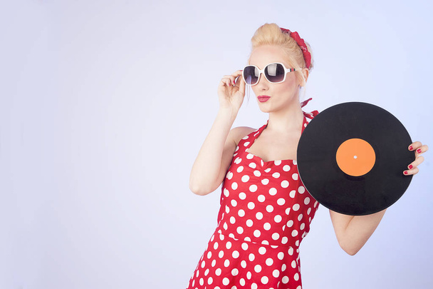 Pin-up girl houden een vinyl - Foto, afbeelding