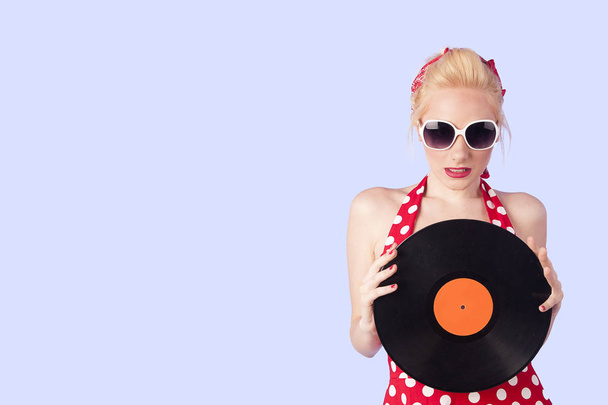 Pin-up girl drží vinyl - Fotografie, Obrázek