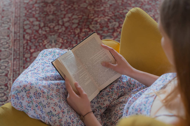 Teen woman read book chair inside - Foto, Bild
