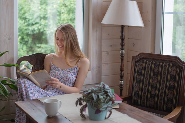 teen woman read book inside - Foto, Bild