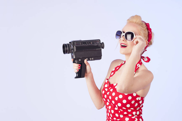 Девочка снимает старые 8-миллиметровые видеокамеры
 - Фото, изображение