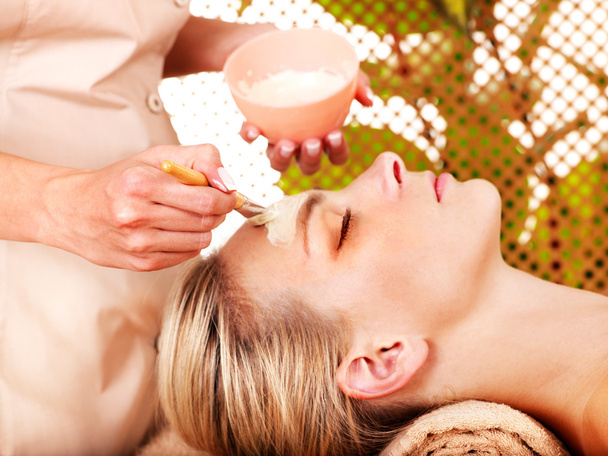 Mujer recibiendo masaje facial
 . - Foto, Imagen