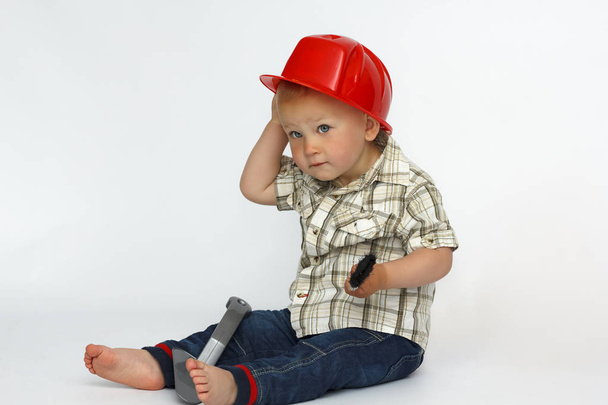 a little boy in a construction hard hat - Foto, afbeelding