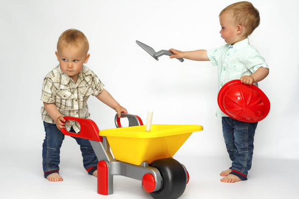 dos niño jugar constructores
 - Foto, imagen
