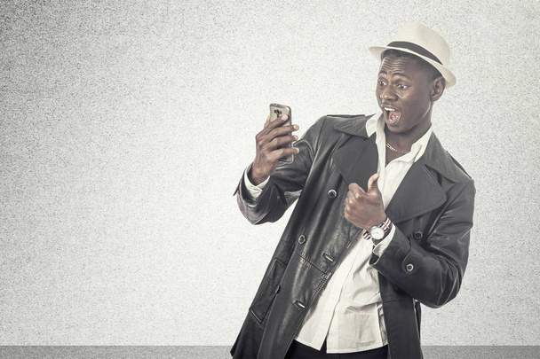 Giovane uomo afroamericano utilizzando smart phone
 - Foto, immagini