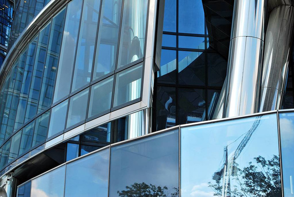 Moderno edificio de oficinas con fachada de vidrio - Foto, imagen
