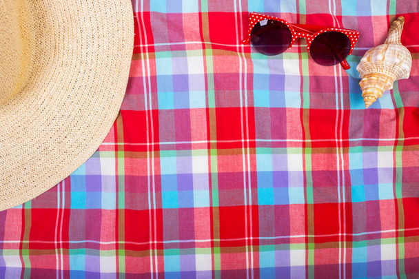 Szalma Beach női kalap nap szemüveg Top View Seashell szöveg szóközzel. - Fotó, kép