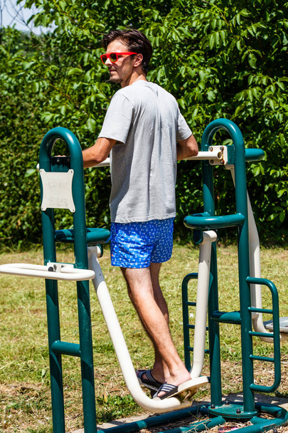 stepper faz exercício de fitness ao ar livre
  - Foto, Imagem
