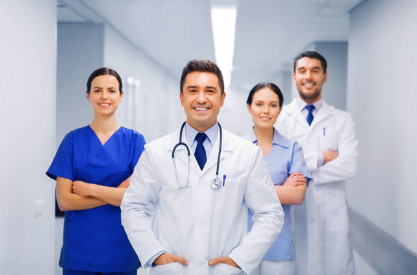 щаслива група лікарів або лікарів у лікарні
 - Фото, зображення
