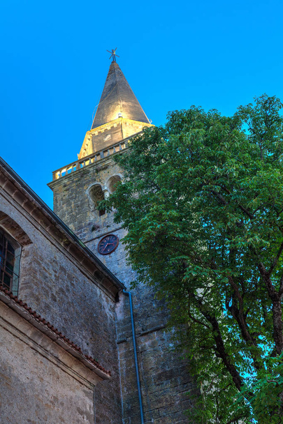 Igreja paroquial de San Vito, Modesto e Crescenzia, Groznjan
 - Foto, Imagem