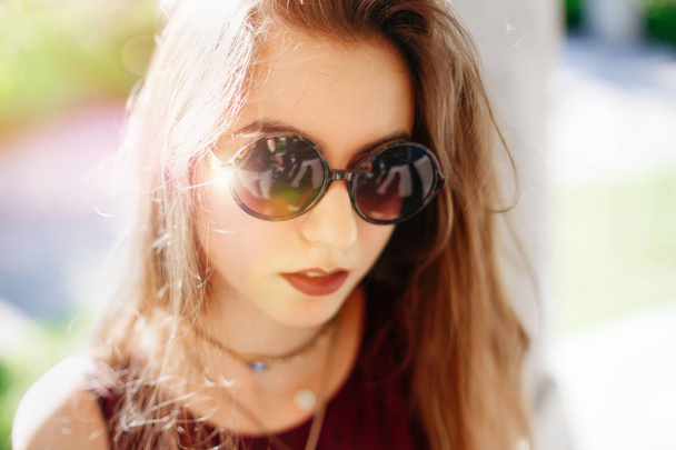 κορίτσι με μακριά μαλλιά σε γυαλιά ηλίου. - Φωτογραφία, εικόνα