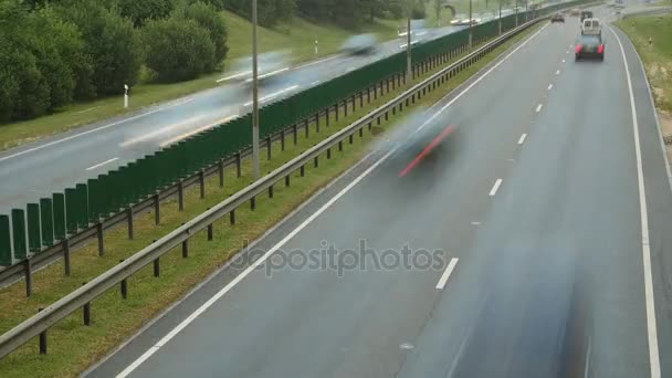 Time-lapse van vrij stromende wegverkeer op Vilnius street. - Video