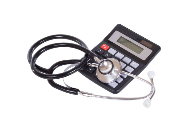 Calculator met stethoscoop geïsoleerd op wit - Foto, afbeelding