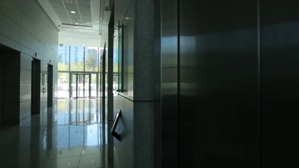 Rij van liften in het gebouw - Video