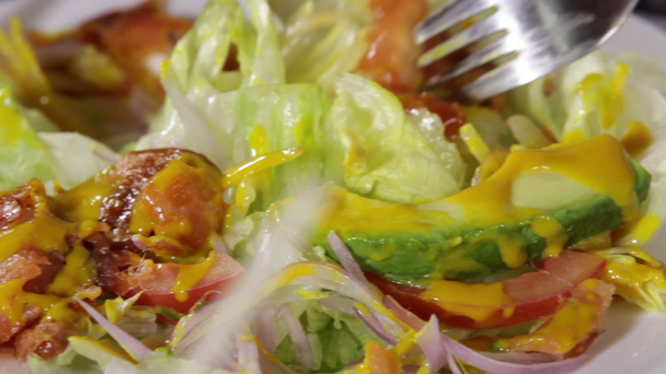 Vissalade wordt gegooid - Video