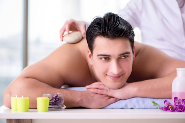Schöner Mann im Wellness-Massage-Konzept - Foto, Bild