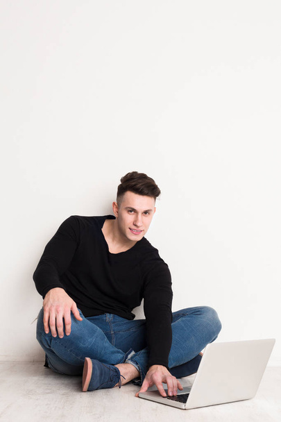 Young man freelancer in casual with laptop - Foto, immagini