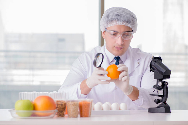 Expertos en nutrición prueban productos alimenticios en laboratorio - Foto, Imagen