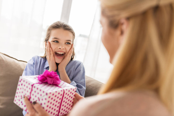 madre dando regalo de cumpleaños a chica en casa - Foto, Imagen