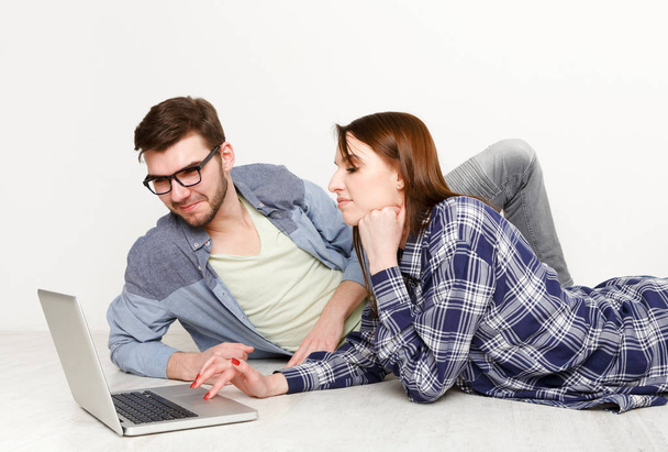Casual couple with laptop, studio shot - Foto, imagen