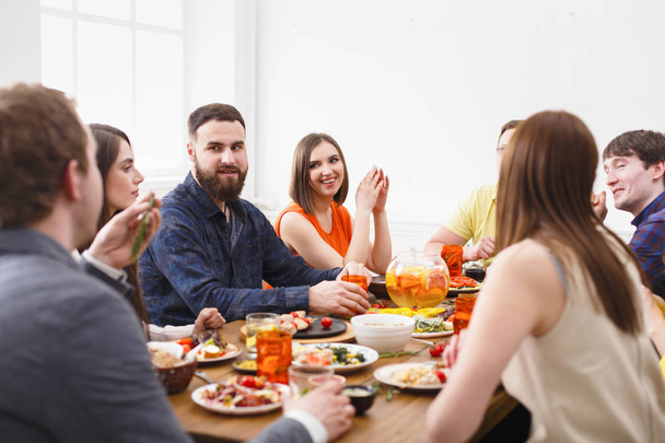Gruppo di persone felici alla festa a tavola
 - Foto, immagini