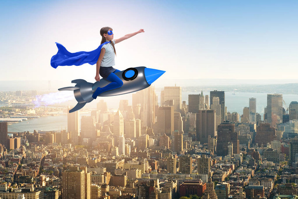 Niña volando cohete en concepto de superhéroe - Foto, Imagen
