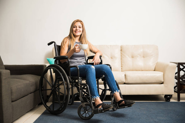 Vammainen nainen rentoutuu kotona
 - Valokuva, kuva