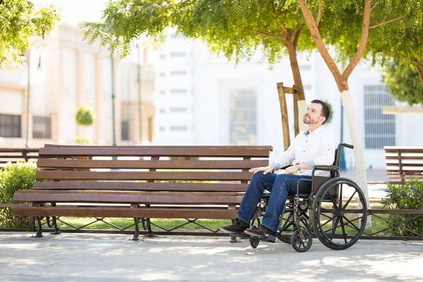 Людина з інвалідністю в парку
 - Фото, зображення