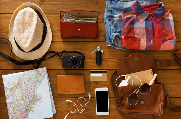 Utazás tervezés, turisztikai essentials készlet felülnézet - Fotó, kép