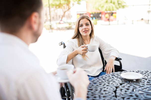 Punto di vista di un uomo incontri donna sulla sedia a rotelle
 - Foto, immagini