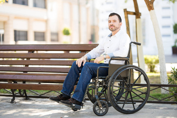 Homme hispanique utilisant un fauteuil roulant
 - Photo, image