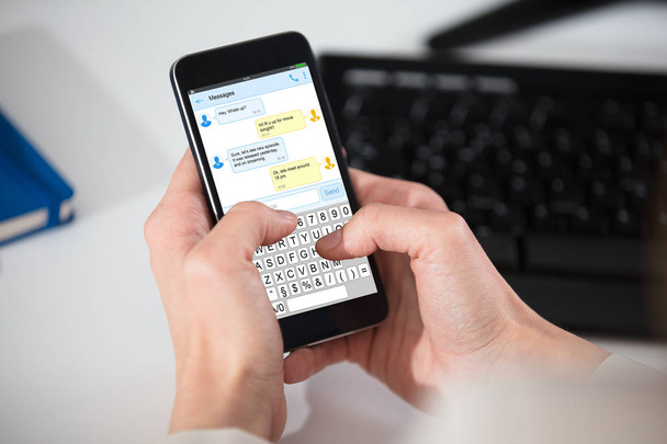 nő SMS üzenetek a smartphone - Fotó, kép
